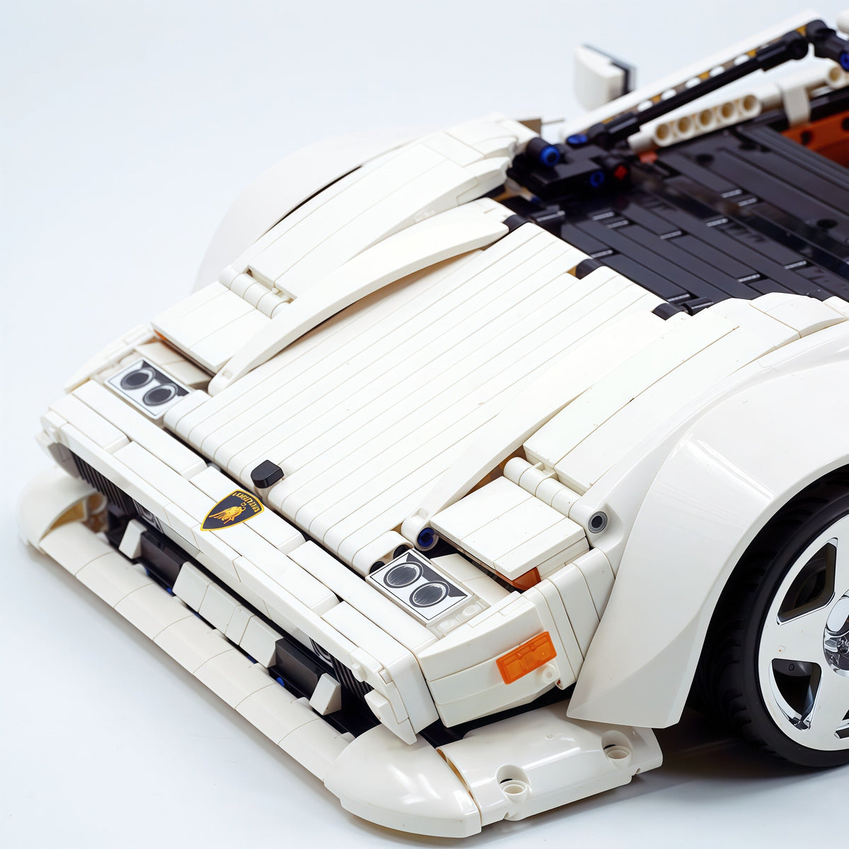 Trilumity Building Block Set: 1:8 Widebody Classic Italian 80s Icon – Pearlescent White Edition (4301-Piece)