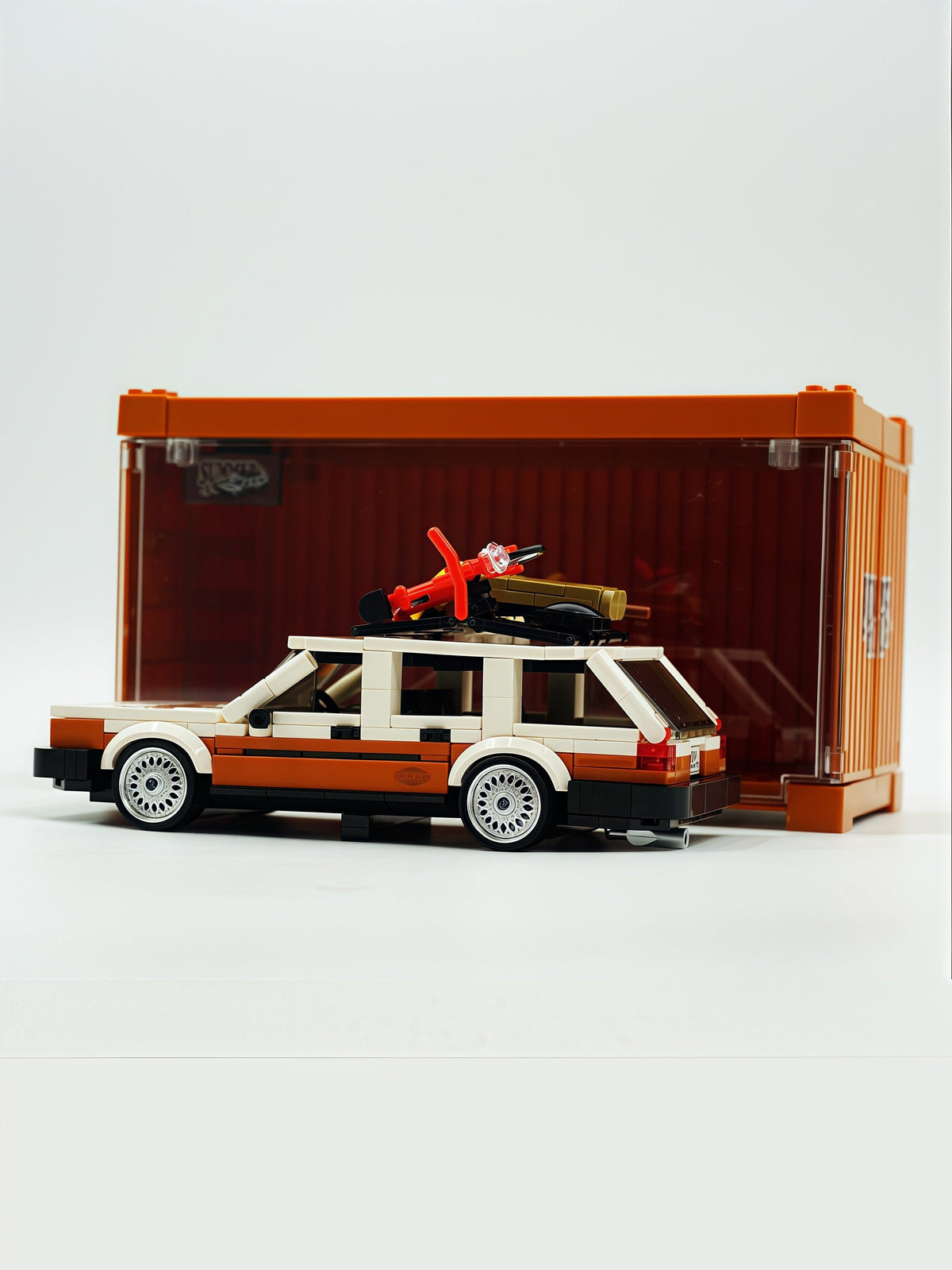 Trilumity Building Block Set: Volkswagen Santana 80s German Wagon Sleeper with Container Display Case(457-Piece)