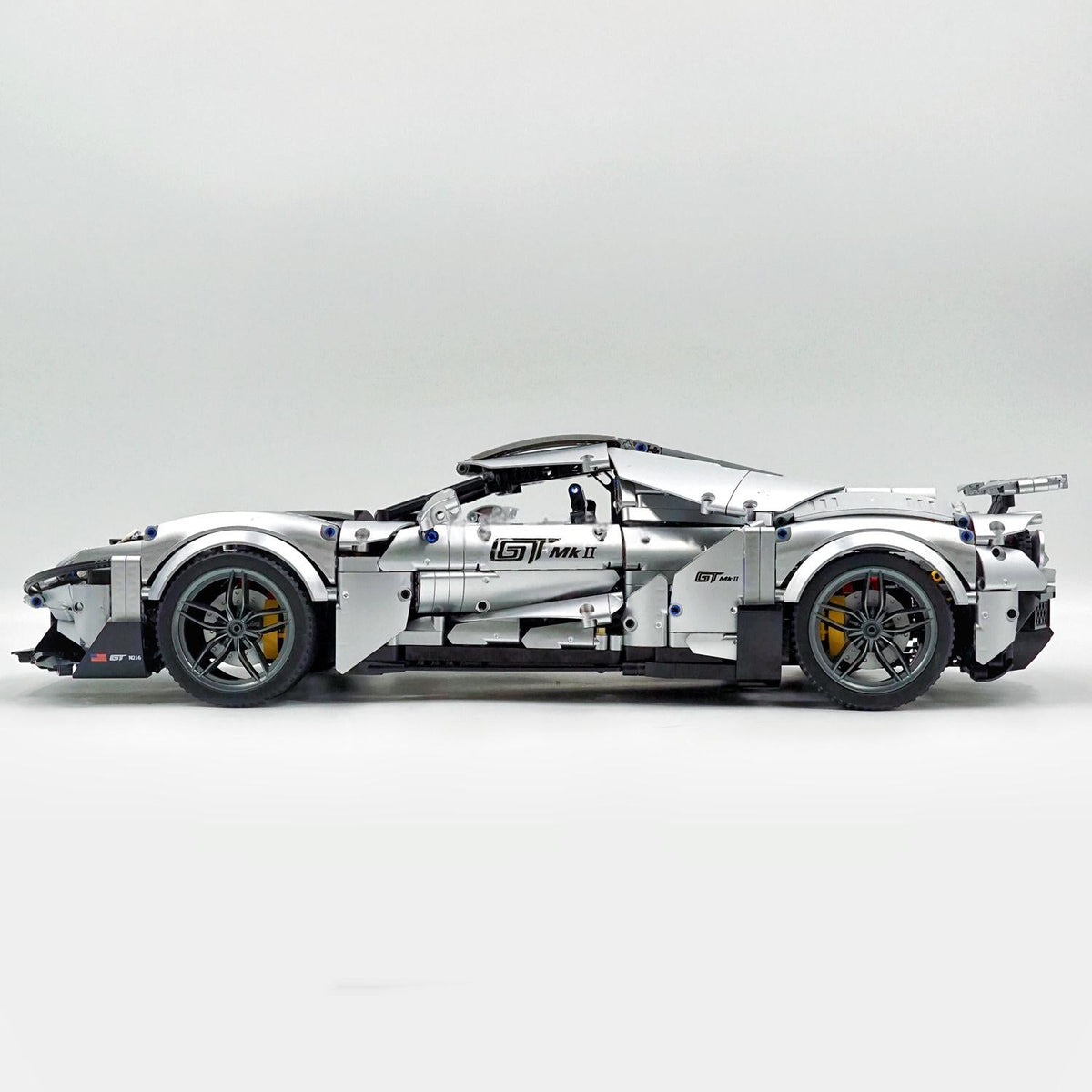 Trilumity Building Block Set: 1: 8 Ford GT Silver Supercar (3056-Piece)