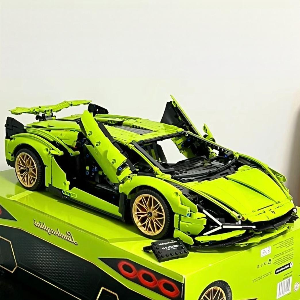 Trilumity Building Block Set: 1: 8 The Ultimate Italian Bull L539 Lightning Hybrid (3696-Piece)