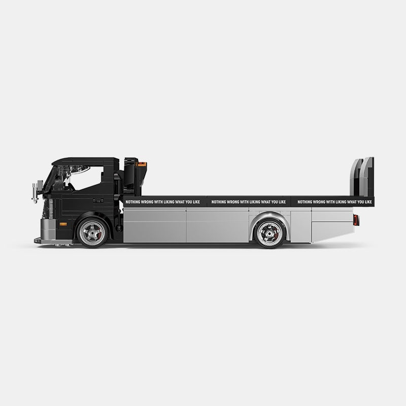 Trilumity Building Block Set: 1:24 Flatbed Truck | Premium Display Stand (544-Piece)