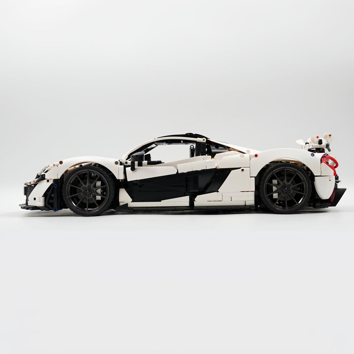 Trilumity Building Block Set: 1: 8 The Ultimate British Hybrid Hypercar | White Custom Edition(3893-Piece)