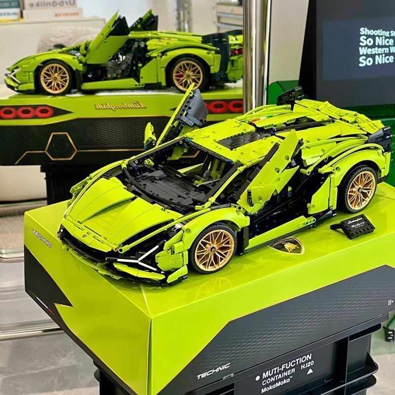 Trilumity Building Block Set: 1: 8 The Ultimate Italian Bull L539 Lightning Hybrid (3696-Piece)