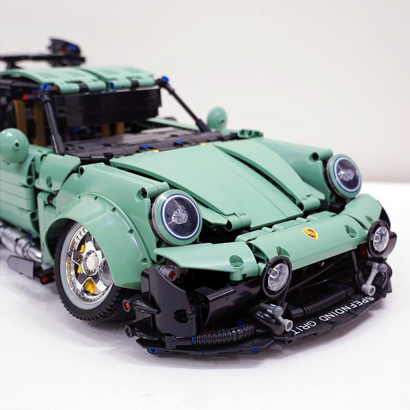 Trilumity Building Block Set: 1:10 Green Porsche 964, Limited Edition (2435-Piece)