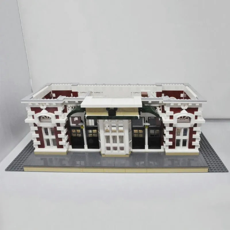 Mould King MOC Building Block Set: Street Expert MOC Dreamland City Train Station, Model 11004
