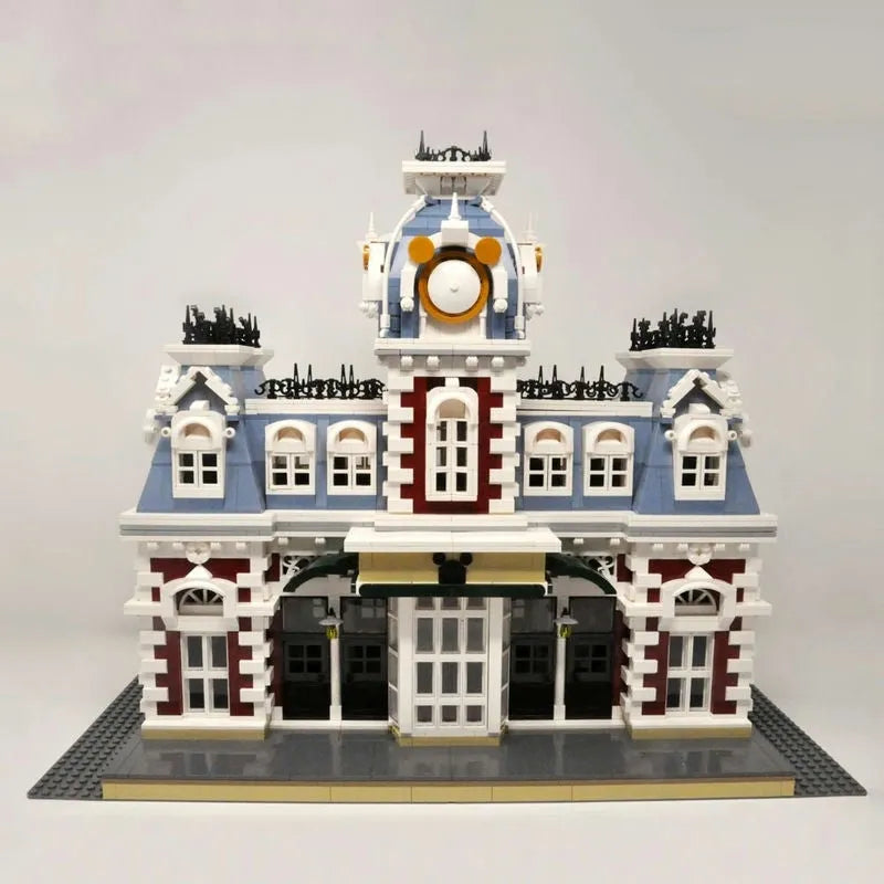 Mould King MOC Building Block Set: Street Expert MOC Dreamland City Train Station, Model 11004