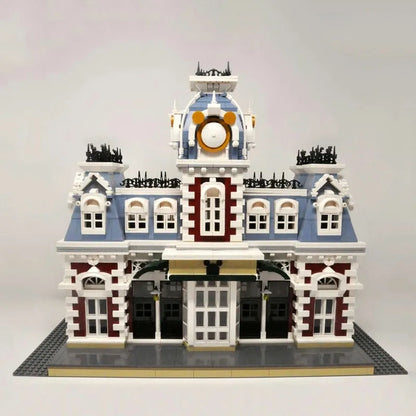 Mould King MOC Building Block Set: Street Expert MOC Dreamland City Train Station, Model 11004