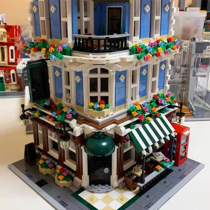 UG MOC Building Block Set: Street Expert Queen Bricktoria 10197