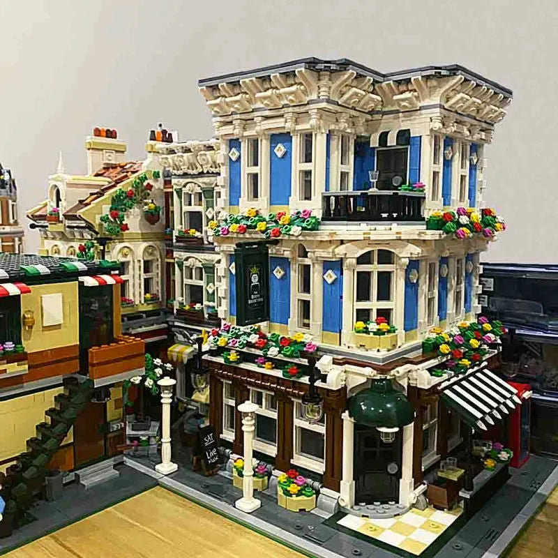 UG MOC Building Block Set: Street Expert Queen Bricktoria 10197